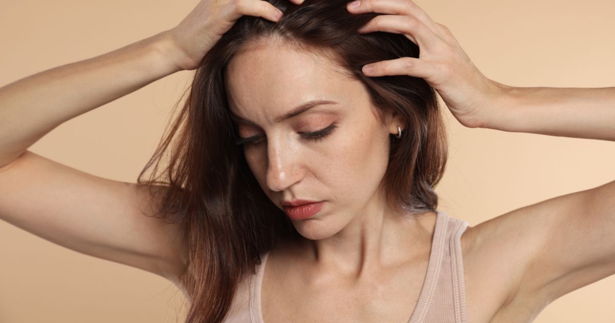 Stress e caduta dei capelli: perché lo stress può farli cadere e cosa fare